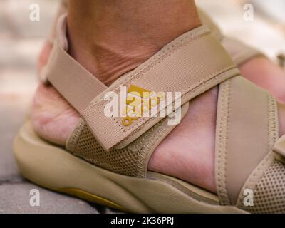 Tambow, Russische Föderation - 30. Juli 2022 Eine Nahaufnahme von Adidas-Sandalen auf einem Frauenfuß. Stockfoto