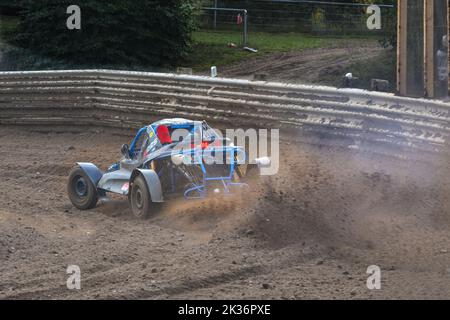 Grambek, 10. September 2022: Autorennen Autocross ADAC NAX-Club Moelln, spezieller Buggy auf der Rennstrecke aus Schmutz und Erde, Kopierraum, selecte Stockfoto