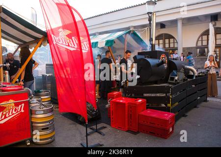 Ljubljana, Slowenien - September 3. 2022. Köche bereiten gegrilltes Fleisch auf einem Straßenmarkt in Pogacarjev Trg im Zentrum von Ljubljana zu Stockfoto