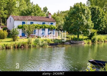 Maison maraichine à Coulon près de la Sèvre nortaise à Coulon dans le Département des Coulon. Paysage du marais Poitevin. Deux-Sèvres. Stockfoto