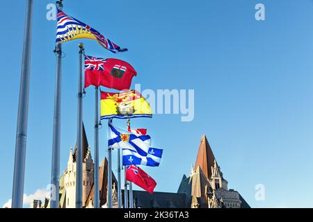 Kanadische Provinzflaggen auf dem Parliament Hill in Ottawa, Ontario. Von vorne nach hinten repräsentieren die Flaggen British Columbia, Manitoba, New Brusnwick, N Stockfoto