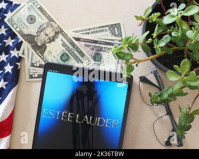 In dieser Abbildung sehen Sie das Logo von Estee Lauder Companies, das auf einem Tablet zu sehen ist. Stockfoto