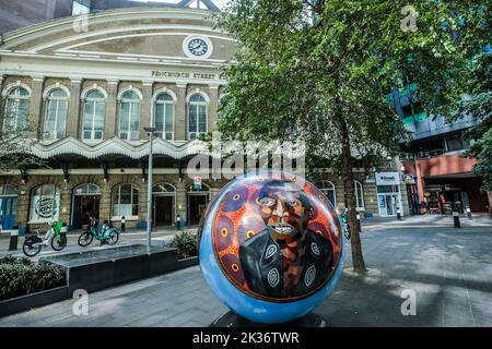 London UK 25 September 2022 Unser Cup läuft über von Sarah Owusu die Globen sind Teil eines Projekts, das uns alle dazu auffordert, tiefer über dieses entsetzliche Kapitel in unserer gemeinsamen Geschichte nachzudenken. Der transatlantische Sklavenhandel wurde schon vor langer Zeit aufgehoben, aber seine Auswirkungen gehen auf unsere eigene Zeit zurück. Rassische Ungerechtigkeit und Ungleichheit sind nicht verschwunden.Paul Quezada-Neiman/Alamy Live News Stockfoto