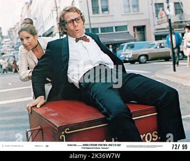 BARBRA STREISAND UND RYAN O'NEAL IN WHAT'S UP, DOC ? 1972 Regisseur / Produzent / Geschichte PETER BOGDANOVICH Drehbuch Buck Henry David Newman und Robert Benton Saticoy Productions / Warner Bros. Stockfoto