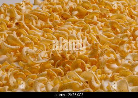 Knusprige Kartoffelchips - gebratene oder gebackene, in Scheiben geschnittene Banane, isoliert auf weißem Hintergrund. Stockfoto