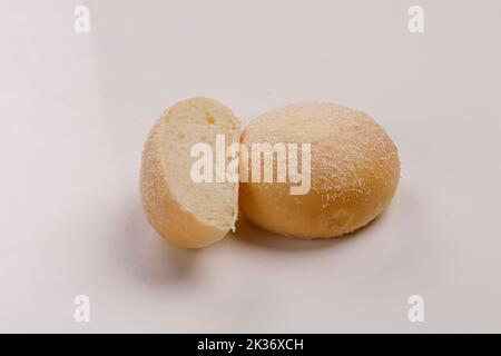 Blick von oben auf frisch gebackenes Weizenbrötchen isoliert auf Weiß Stockfoto
