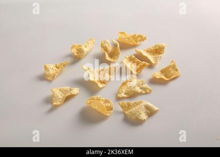 Knusprige Kartoffelchips - gebratene oder gebackene, in Scheiben geschnittene Banane, isoliert auf weißem Hintergrund. Stockfoto