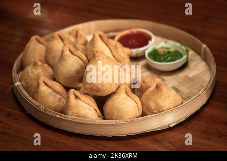 Indian Delicious Deep Fried Samosa wird auch als Samoosa oder Sambusa auf weißem Hintergrund isoliert bekannt Stockfoto