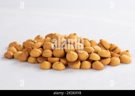 Isolierte Clipping-Pfad der gestanzten dunklen Schokolade Chip Cookies Stück Stapel und Krümel auf weißem Hintergrund von Nahaufnahme leckere Bäckerei Bio hausgemachte Amer Stockfoto