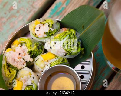 Leckere Ceviche-Rollen aus weißem Fisch mit Reispapier im vietnamesischen Stil Stockfoto