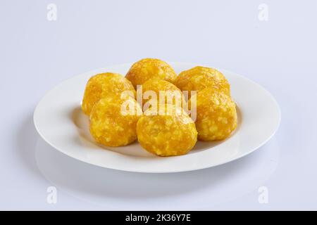 Indian Sweet Motichoor Laddoo auch bekannt als Bundi Laddu oder Motichur Laddoo werden aus sehr kleinen Gram Flour Balls oder Boondis, die tief gebratenen sind, hergestellt. Stockfoto