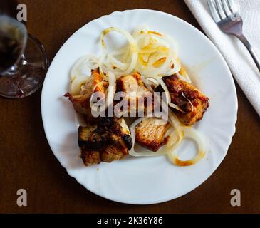 Traditionelles georgisches gegrilltes Schweinefleisch Shaschlyk mit Zwiebeln Stockfoto