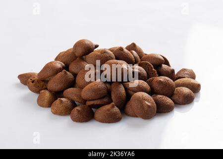 Isolierte Clipping-Pfad der gestanzten dunklen Schokolade Chip Cookies Stück Stapel und Krümel auf weißem Hintergrund von Nahaufnahme leckere Bäckerei Bio hausgemachte Amer Stockfoto