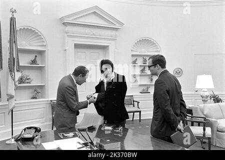 Präsident Richard Nixon trifft Elvis Presley im Oval Office des Weißen Hauses. Der Assistent Egil Krogh steht in der Nähe. Stockfoto