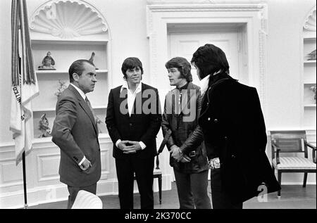 Präsident Richard Nixon, Sonny West, Jerry Schilling und Elvis Presley. Das Oval Office Des Weißen Hauses Dez 21 1970 Stockfoto