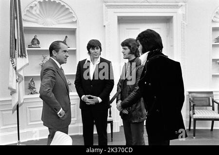 Präsident Richard Nixon, Sonny West, Jerry Schilling und Elvis Presley. Das Oval Office Des Weißen Hauses Dez 21 1970 Stockfoto