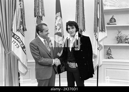 Richard Nixon und Elvis Presley schütteln sich am 21. Dezember 1970 im Oval Office die Hände Stockfoto