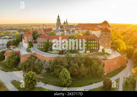 Historisches königliches Wawel-Schloss in Krakau bei Sonnenaufgang, Polen. Stockfoto