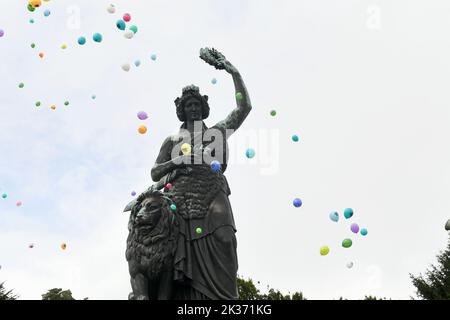 25. September 2022, Bayern, München: Luftballons fliegen beim Wiesnwirt 2022 über Bayern. Die Wiesn findet vom 17. September bis 3. Oktober 2022 statt. Foto: Felix Hörhager/dpa Stockfoto