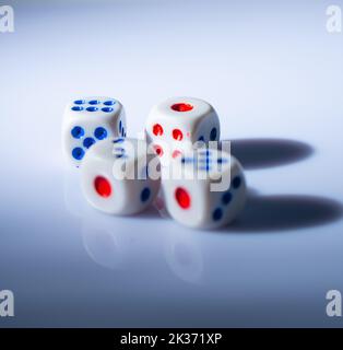 Vier Würfel isoliert auf weißem Hintergrund Stockfoto