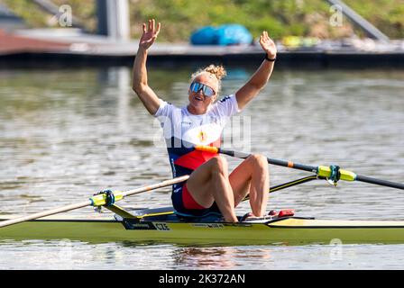 Racice, Tschechische Republik. 25. September 2022. Die tschechische Lenka Antosova platzierte sich am 25. September 2022 in Racice, Tschechien, am 8. Tag der Ruderweltmeisterschaften 2022 im Einzel-Sculls-Finale B der Männer. Quelle: Ondrej Hajek/CTK Photo/Alamy Live News Stockfoto
