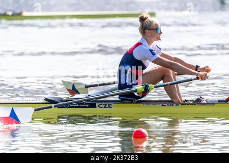 Racice, Tschechische Republik. 25. September 2022. Die tschechische Lenka Antosova tritt am 25. September 2022 in Racice, Tschechische Republik, beim Einzel-Sculls-Finale B der Männer am 8. Tag der Ruderweltmeisterschaften 2022 in der Labe Arena Racice an. Quelle: Ondrej Hajek/CTK Photo/Alamy Live News Stockfoto