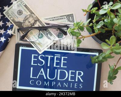 In dieser Abbildung sehen Sie das Logo von Estee Lauder Companies, das auf einem Tablet zu sehen ist. (Foto von Igor Golovniov / SOPA Images/Sipa USA) Stockfoto