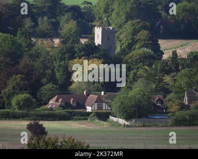 Hollingbourne, Kent, Großbritannien. 25. September 2022. UK Wetter: Ein sonniger und schöner Morgen mit Blick über die Landschaft von Kent in Richtung Maidstone von den North Downs bei Hollingbourne. Bild: Blick zur All Saints Church, Hollingbourne. Kredit: James Bell/Alamy Live Nachrichten Stockfoto