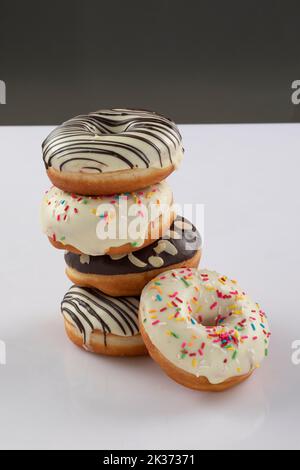 Cookies aus Weizen und können sowohl solo als auch mit Tee gegessen werden. Butter Cookies.Haferflocken Cookies auf weißem Hintergrund isoliert. Stockfoto