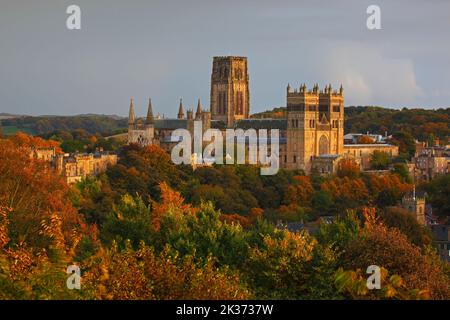 Kathedrale von Durham im warmen Abendlicht mit herbstlichen Bäumen. County Durham, England, Großbritannien. Stockfoto