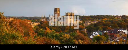 Kathedrale von Durham im warmen Abendlicht mit herbstlichen Bäumen. County Durham, England, Großbritannien. Stockfoto