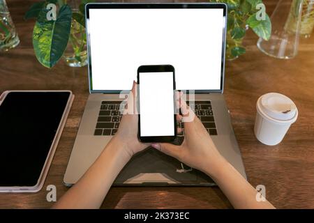 Nahaufnahme einer Frau mit Smartphone und Laptop im Café, SMS, Videoanrufe, Einkaufen. Stockfoto