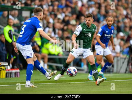 Plymouth Argyle Mittelfeldspieler Joe Edwards (8) kämpft während des Sky Bet League 1-Spiels Plymouth Argyle gegen Ipswich Town im Home Park, Plymouth, Großbritannien, 25.. September 2022 (Foto von Stanley Kasala/News Images) in Plymouth, Großbritannien am 9/25/2022. (Foto von Stanley Kasala/News Images/Sipa USA) Stockfoto