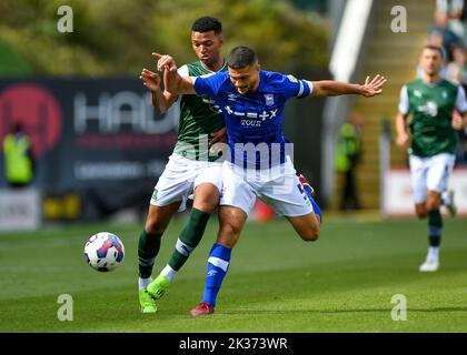 Plymouth Argyle-Stürmer Morgan Whittaker (19) kämpft während des Spiels der Sky Bet League 1 in Plymouth Argyle gegen Ipswich Town im Home Park, Plymouth, Großbritannien, 25.. September 2022 (Foto von Stanley Kasala/News Images) in Plymouth, Großbritannien am 9/25/2022 um den Ball mit dem Mittelfeldspieler Sam Morsy (5). (Foto von Stanley Kasala/News Images/Sipa USA) Stockfoto