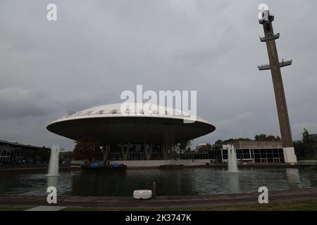 Das kultige Evoluon in Eindhoven, Niederlande, ein Gebäude in Form einer fliegenden Untertasse Stockfoto