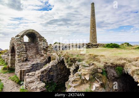 Das Arsenlabyrinth und der Schornstein befinden sich in den Minen Botallack an der Nordküste von Cornwall, die zum Weltkulturerbe der Bergbauregion Tin Coast Cornish gehören Stockfoto