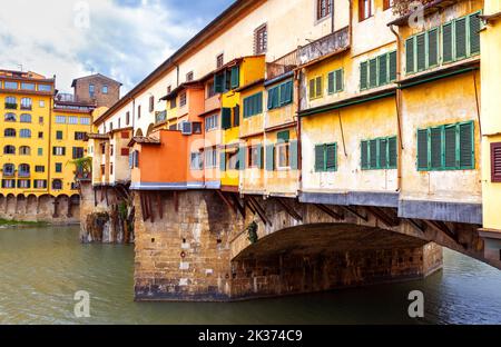 Ponte Vecchio über dem Arno, Florenz, Italien, Europa. Die alte Brücke mit Souvenirläden und Häusern ist das berühmte Wahrzeichen von Florenz. Konzept der Toscana, medi Stockfoto