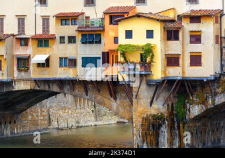 Ponte Vecchio über dem Arno, Florenz, Italien. Schöne Aussicht vom Balkon. Diese alte Brücke mit Juweliergeschäften und Häusern ist das berühmte Wahrzeichen von Florenz. Konz Stockfoto