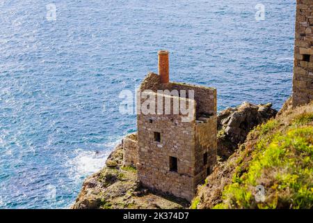 Das Crowns Pumping Engine House in der Botallack Mine an der Nordküste von Cornwall, einem Teil der Tin Coast im Bergbaugebiet von Cornish Stockfoto