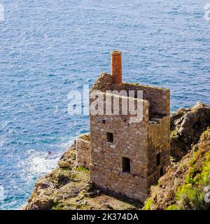 Das Crowns Pumping Engine House in der Botallack Mine an der Nordküste von Cornwall, einem Teil der Tin Coast im Bergbaugebiet von Cornish Stockfoto