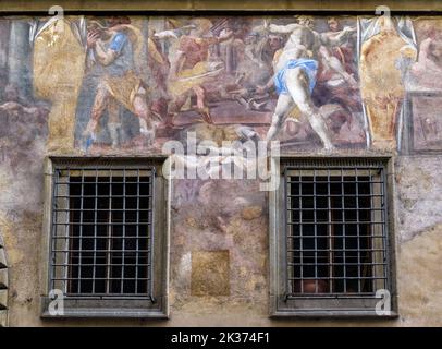 Altes Gemälde auf Haus Außenwand, Fresko der Renaissance im Freien, Florenz, Italien. Bemalte Fassade eines historischen Gebäudes. Thema der italienischen Kunst, ext Stockfoto