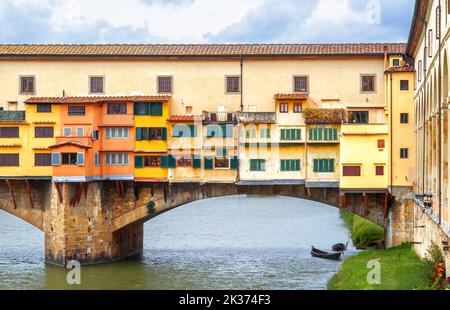 Ponte Vecchio über dem Arno, Florenz, Italien. Diese alte Brücke mit Schmuck- und Kunstgeschäften ist eine berühmte Touristenattraktion von Florenz. Konzept der Toskana Stockfoto