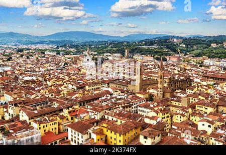 Florenz Blick vom Duomo oben, Italien, Europa. Landschaft der Altstadt in der Toskana, Landschaft der Häuser in Florenz im Sommer. Skyline von Florenz mit blauem Himmel. T Stockfoto