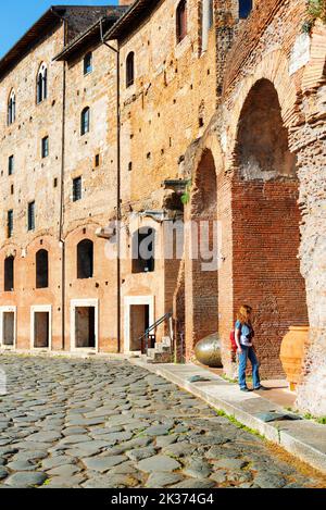 Forum und Markt von Trajan, Rom, Italien. Vertikale Ansicht von Trajans Markt (Mercati di Traiano), Touristenattraktion von Rom. Die Menschen besuchen das alte römische Land Stockfoto