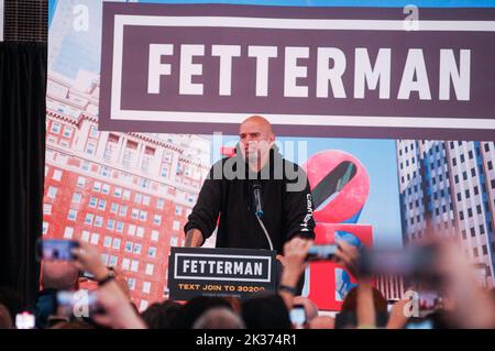 Lt. Gov. John Fetterman spricht vor einer Menge von Hunderten von Unterstützern über seine Bilanz als Bürgermeister von Braddock und als LT. Gouverneur von Pennsylvania, bevor er am 24. September 2022 während einer Kundgebung in NW Philadelphia, PA, seine Wahlkampfbotschaft für die Philadelphianer aufnahm. (Cory Clark/Sipa USA) Stockfoto