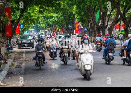 Hanoi, Vietnam Aug 29, 2022 : Motorradfahrer auf den belebten Straßen, starker Rush Hour Verkehr in der Innenstadt von Hanoi, Vietnam. Stockfoto