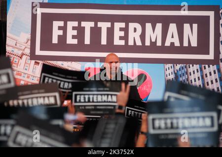 Philadelphia, USA. 24. September 2022. Lt. Gov. John Fetterman blickt auf die Menge von Hunderten von Unterstützern, bevor er während einer Kundgebungskampagne im Nordwesten von Philadelphia, PA, am 24. September 2022 seine Wahlkampfbotschaft für die Philadelphianer aufnahm. (Cory Clark/Sipa USA) Quelle: SIPA USA/Alamy Live News Stockfoto