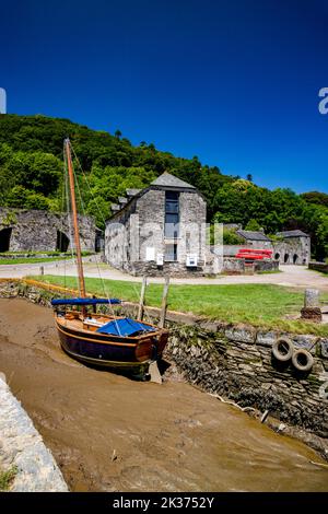 Cresta, ein Segelboot, das am Cothele Quay auf dem Fluss Tamar, Cornwall, England, Großbritannien, festgemacht ist Stockfoto