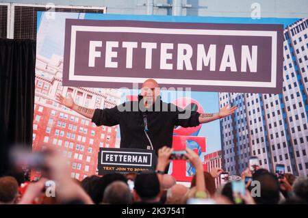 Philadelphia, USA. 24. September 2022. Lt. Gov. John Fetterman spricht vor einer Menge von Hunderten von Unterstützern über seine Bilanz als Bürgermeister von Braddock und als LT. Gouverneur von Pennsylvania, bevor er am 24. September 2022 während einer Kundgebung in NW Philadelphia, PA, seine Wahlkampfbotschaft für die Philadelphianer aufnahm. (Cory Clark/Sipa USA) Quelle: SIPA USA/Alamy Live News Stockfoto