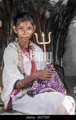 Der wahre Geist von Puja -Fotoshooting für ungeliebte unterprivilegierte Kinder. Stockfoto